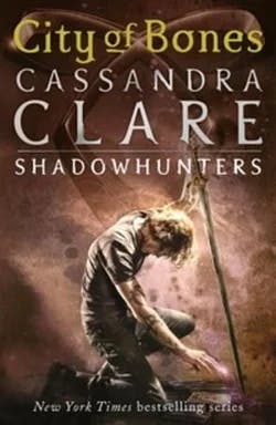 Omslag: "City of bones" av Cassandra Clare