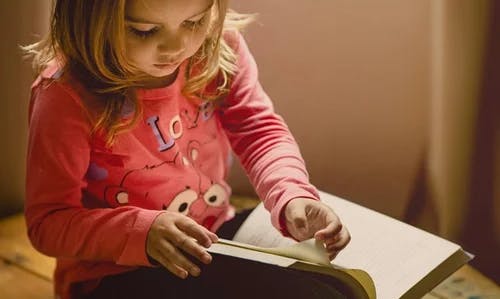 Bildet viser et barn som leser