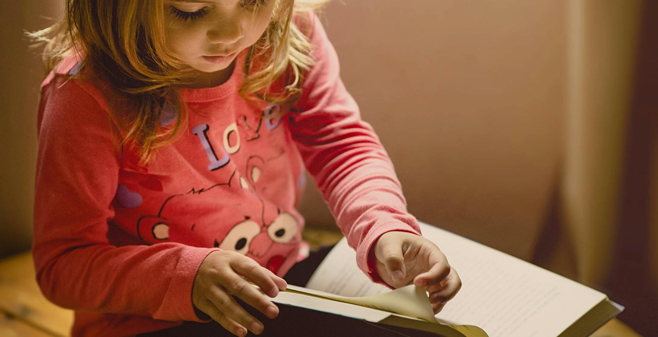 Bildet viser et barn som leser