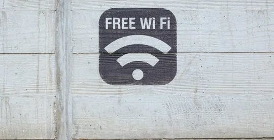 Grafittitegning med teksten free wifi